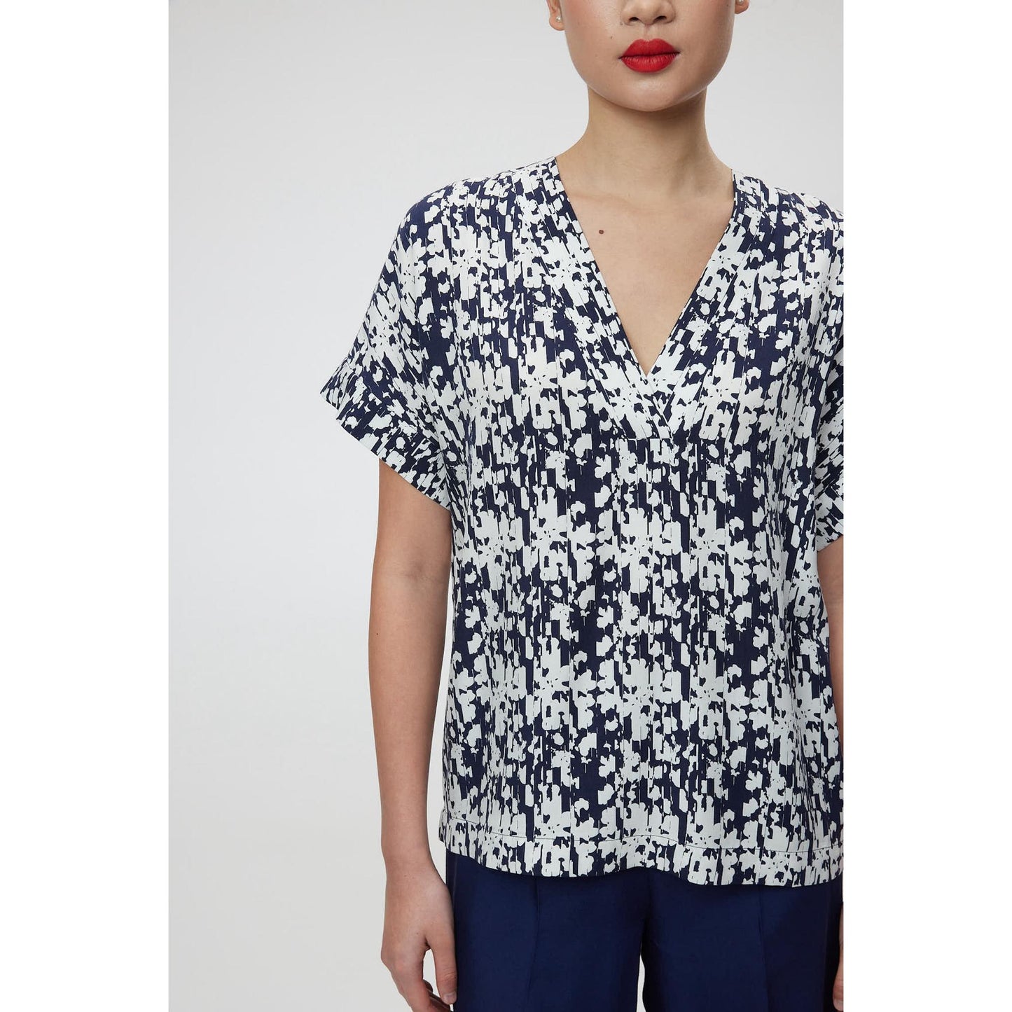 Women Lecce Blouse - V-Neck Blouse in Navy/White