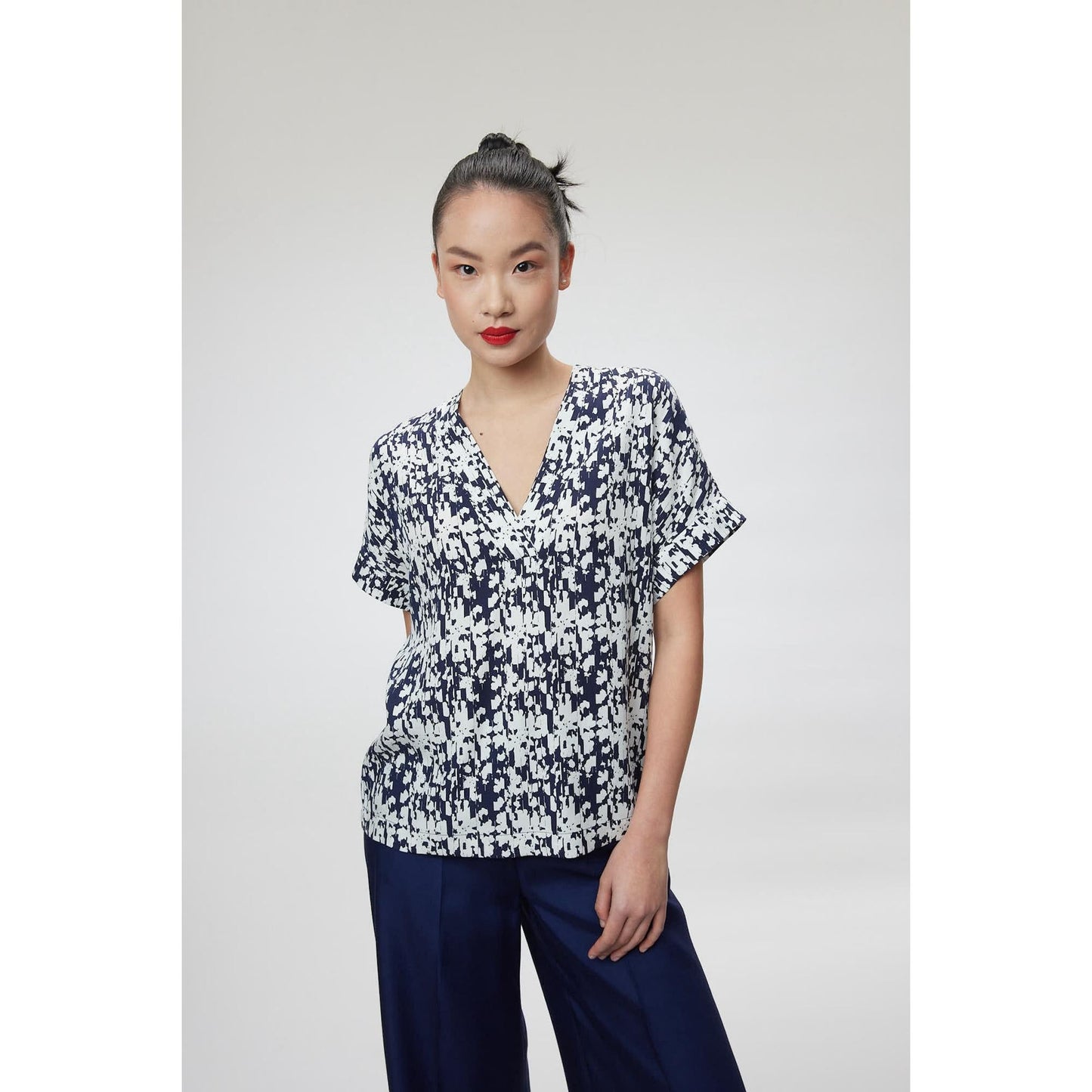 Women Lecce Blouse - V-Neck Blouse in Navy/White
