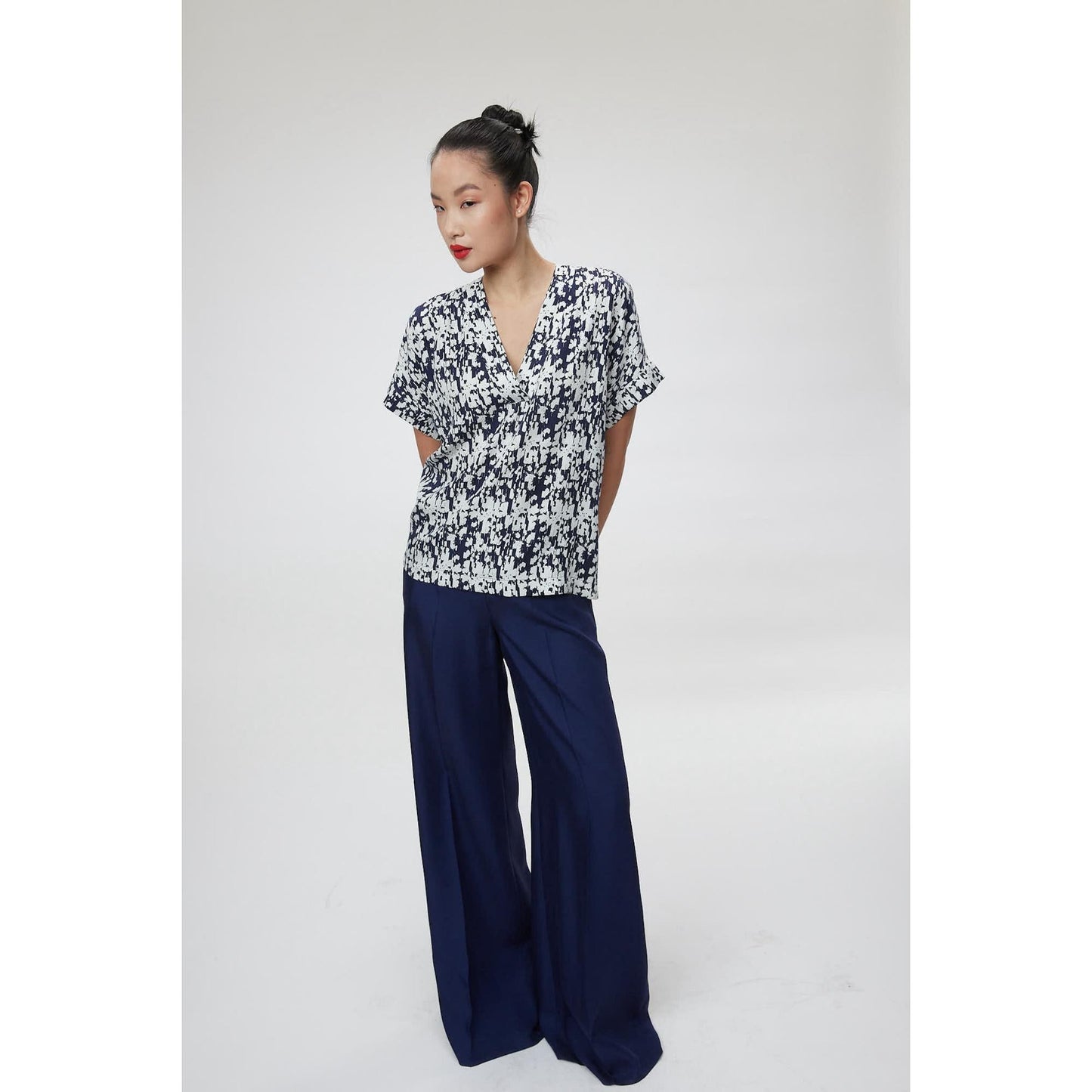 Women Lecce Blouse - V-Neck Blouse in Navy/White