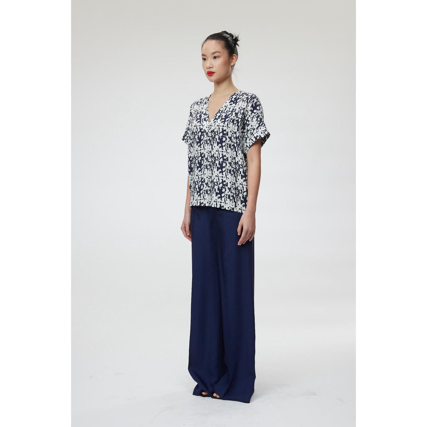Women Lecce Blouse - V-Neck Blouse in Navy/White