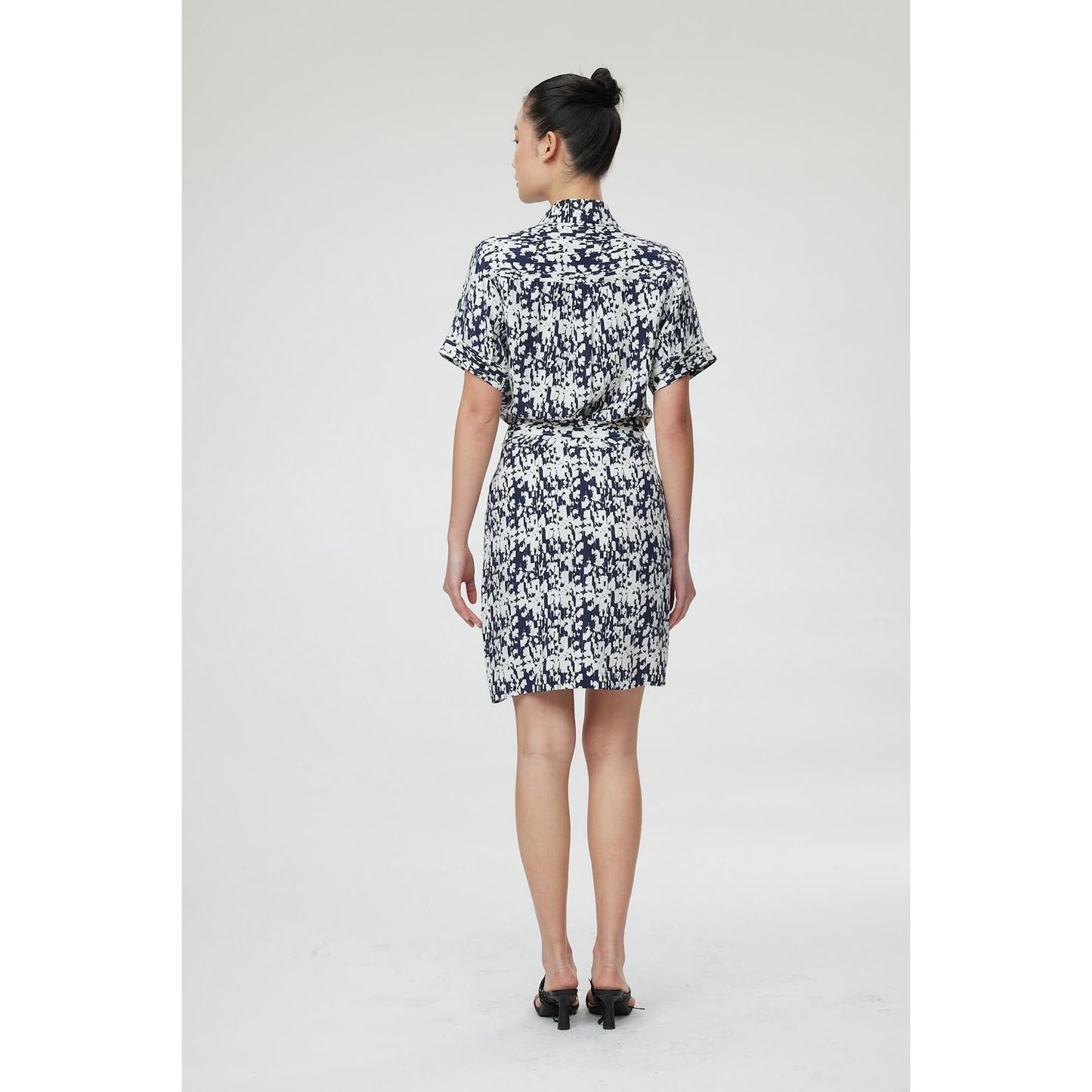 Women Matera Dress - Mini Shirt Dress in Floral Navy/White Print