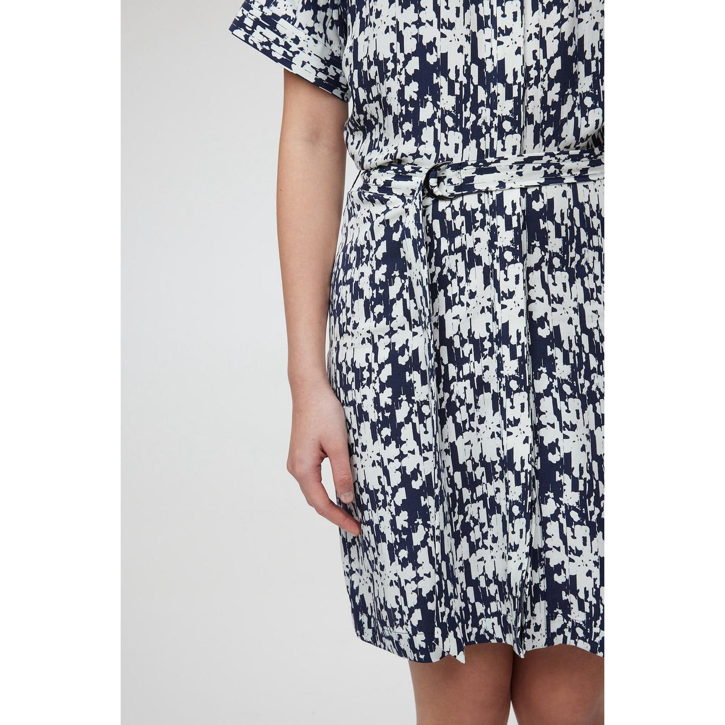 Women Matera Dress - Mini Shirt Dress in Floral Navy/White Print