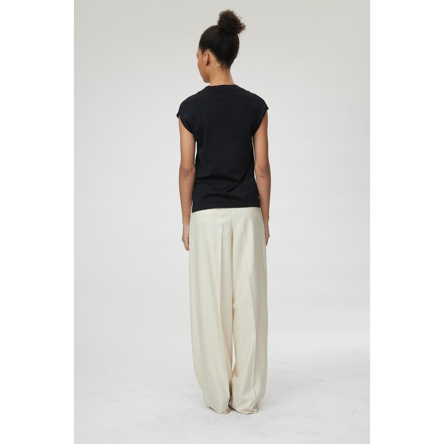 Women Barletta - V-Neck Knit Vest in Black