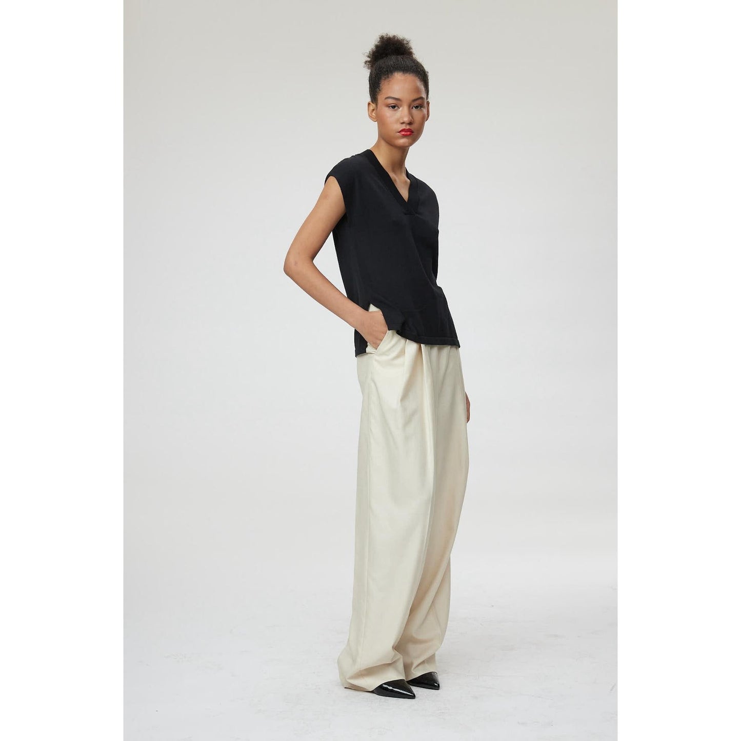 Women Barletta - V-Neck Knit Vest in Black