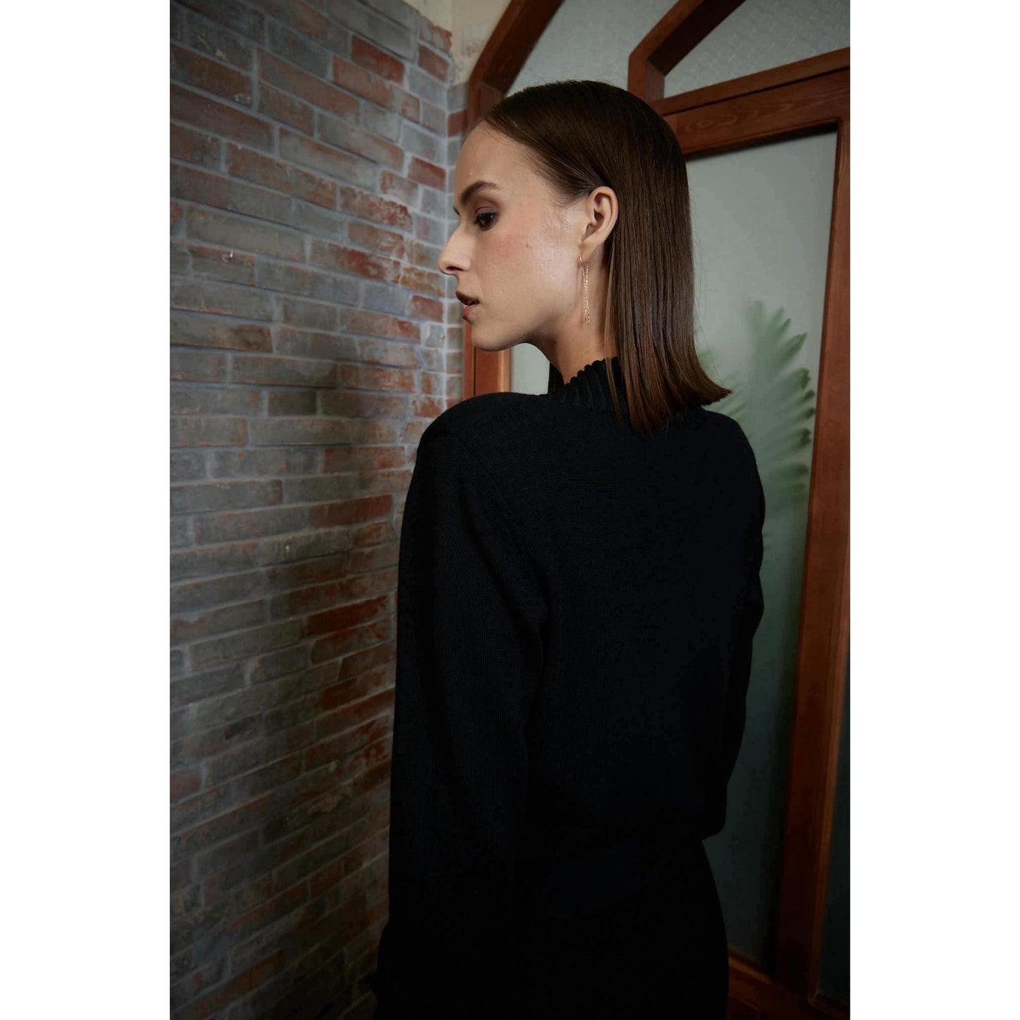 Women Marinha Grande Top - V-Neck Sweater in Black
