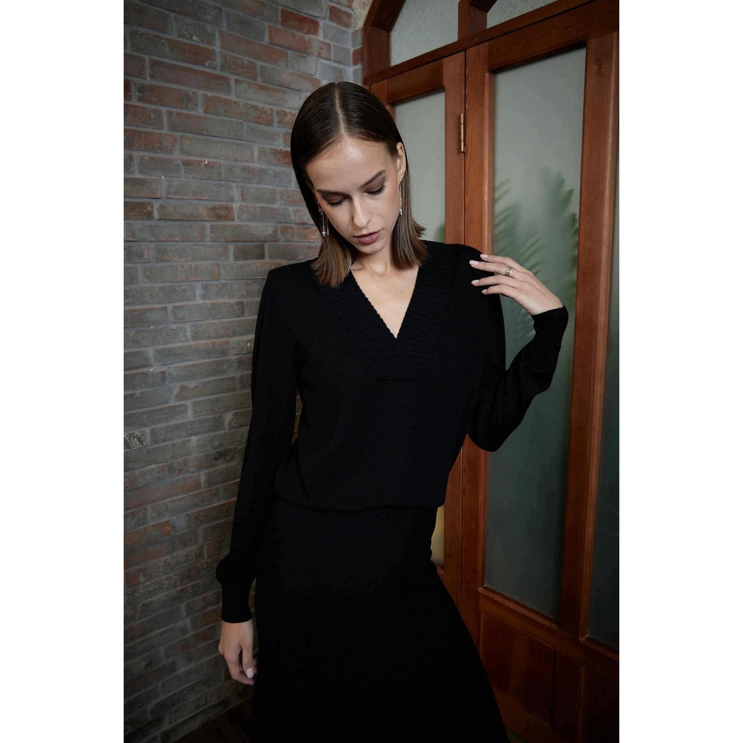Women Marinha Grande Top - V-Neck Sweater in Black