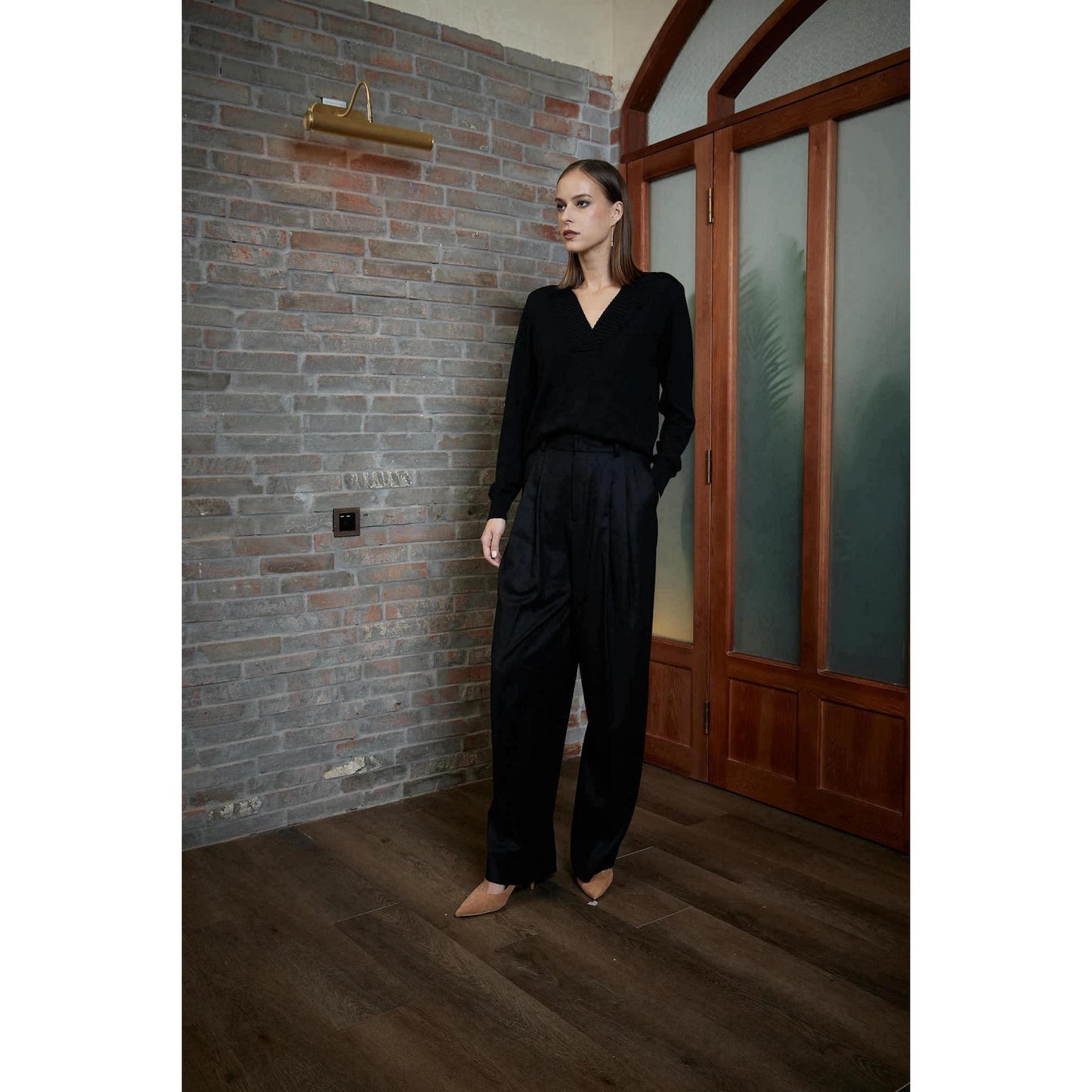 Women Marinha Grande Top - V-Neck Sweater in Black
