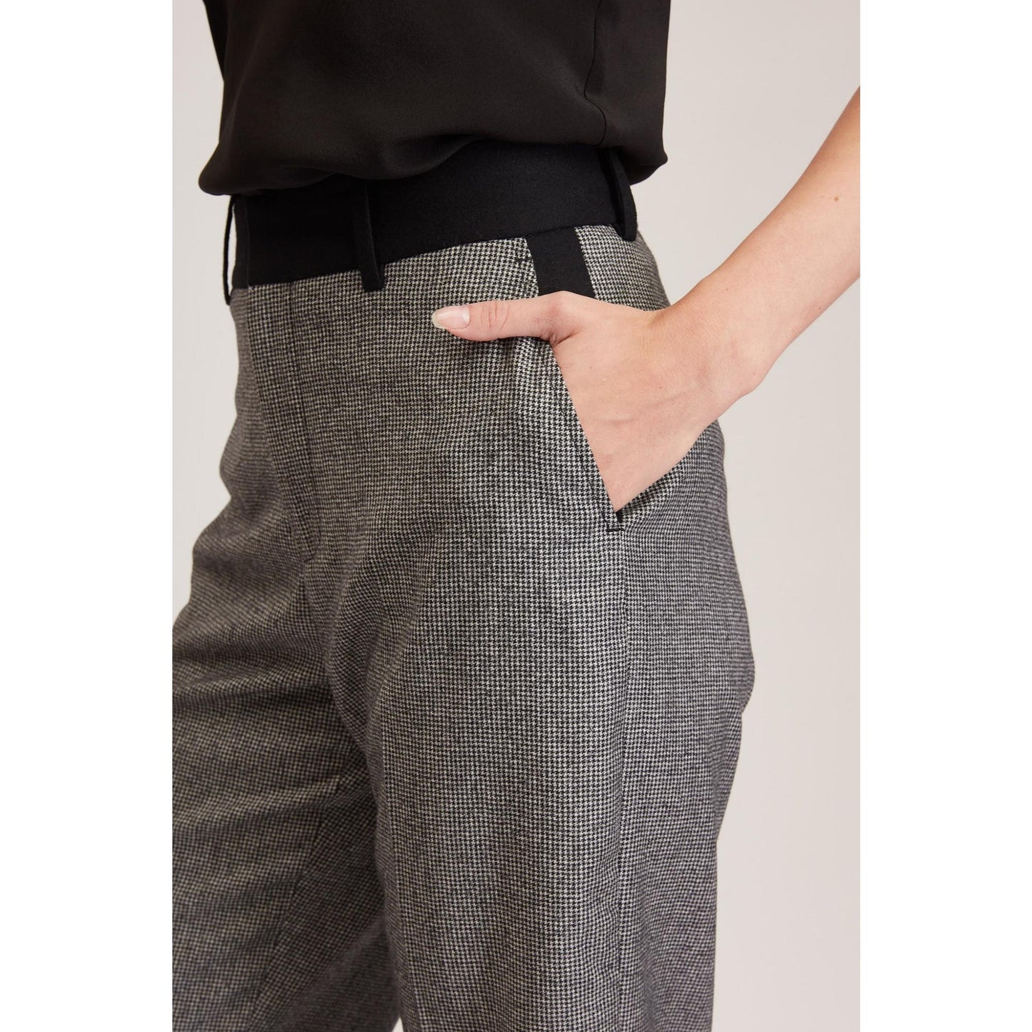 Women Manchester Trouser - High-Waisted Cropped Trousers in Black Houndstooth - Grey